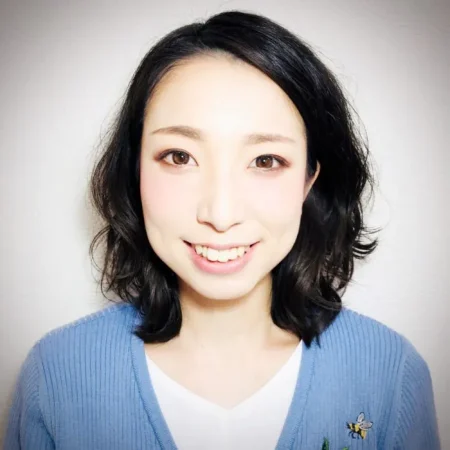 目が離れてる人