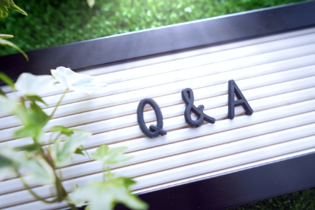 まつ毛が目に入る