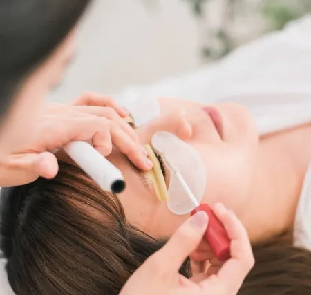 まつ毛が目に入る