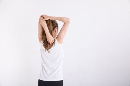 アイデザイナーの職業病？猫背の改善術と施術中に使えるおすすめ商品を紹介