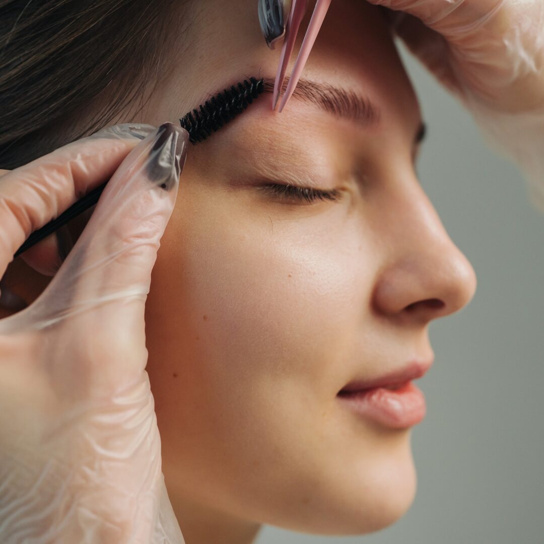 【2026年】アイブロウトレンドを追う！旬の眉毛を作るテクニックとは