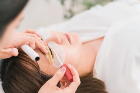 夏のダメージを最小限に抑える対策とは?中間処理剤から見直すまつげケア