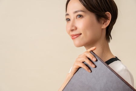 秋冬の眉メイク「乾燥・粉とび」どう防ぐ？施術のコツとおすすめ商材